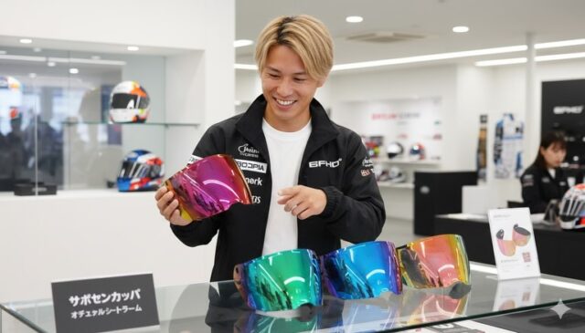 「レースに妥協は許されない。水城颯太選手も信頼する、サボテンカッパの『即納』シールド！🚀✨」

⚠️画像はAIが生成しています！実際の色味は2枚目をご参照ください！

皆さま、こんにちは！「サボテンカッパ」です🌵

今回は東京支部の水城颯太選手（登録番号9999）と一緒に、レースの必需品「ヘルメットシールド」をご紹介します！

「うっかり傷をつけてしまった…」「次の斡旋まで時間がない！」
そんなボートレーサーの皆さまの切実な声に、サボテンカッパは全力で応えます。

✅ 驚きのスピード発送
ご注文後、翌日から2日以内に発送いたします🚀
急なトラブルでも、次のレースにしっかり間に合う安心感をお届けします。

✅ 圧倒的なカラーバリエーション
定番のスモークから、個性が光るミラー系まで豊富にラインナップ🎨
自分のスタイルに合わせて選べるのはもちろん、機能性も抜群です。

✅ 西陽対策もバッチリ
「眩しすぎて前が見えにくい…」そんな西陽が強い時間帯のレースにも対応できる、防眩性の高いカラーもご用意しています☀️👀
水城選手も「これだけ色が選べて、しかもすぐに届くのは本当に心強いです！」と太鼓判を押してくれました😊

※オンラインショップから24時間受け付けております！

視界のクリアさは、ターンの精度に直結します。
常にベストな状態でレースに臨むために、サボテンカッパのシールドをぜひチェックしてください！😊😀✨

#サボテンカッパ #ヘルメットシールド #ボートレース #ボートレーサー